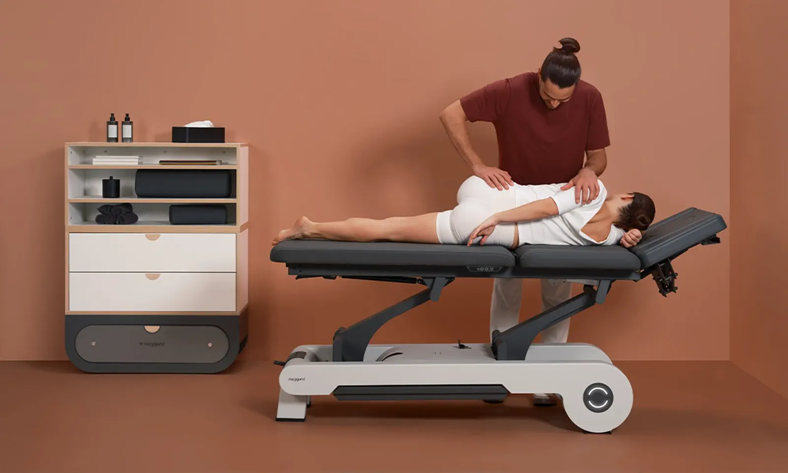 Physiotherapie in Norderstedt: Therapeut behandelt Patientin auf moderner Therapieliege